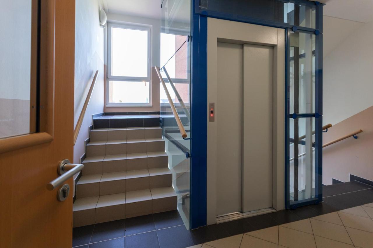 Sunny Apartment In Modrany By Prague Days Exterior foto